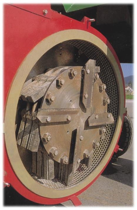 Die Befüllung der Maismühle erfolgt über einen Zuführtrichter, welcher problemlos mit einem Frontlader bzw. Teleskoplader / Radlader befüllt werden kann.