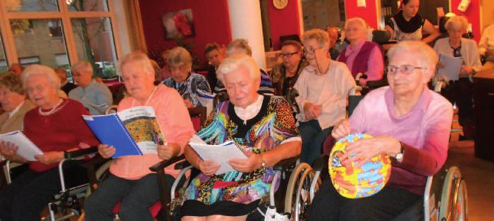 In der Cafeteria versammelten sie sich um Frau Simon, die auf ihrer Gitarre altbekannte Martinslieder spielte. Fröhlich stimmten die Senioren mit ein und so sangen alle aus voller Kehle.
