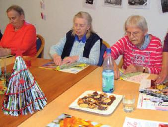 Da in diesem Jahr das Seniorenzentrum Freiherr-vom-Stein-Straße das erste Weihnachtsfest feiert, kam die Idee auf, die Weihnachtsdekoration gemeinsam zu basteln. Gesagt, getan!