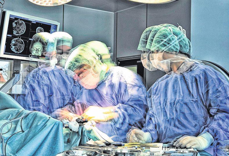 Juni 2017 Neurochirurgie im Verbund der Fachgebiete Optimale Behandlung von neurochirurgischen Erkrankungen zu jeder Zeit ERSONALIE 3 Die Etablierung der Neurochirurgie am HBK begann bereits im