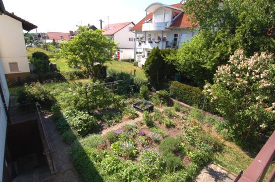 Die EG-Wohnung hat eine Terrasse die durch Hecken vor Blicken geschützt ist, sowie einen großen Gartenanteil mit Rasen.