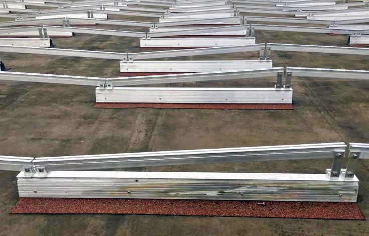Bild: Jeremy Damon Das leichte Trägersystem «Roof-Solar Bitume» des französischen Lieferanten Dome Solar wurde mit dem Ökolabel «Pass Innovation Vert» ausgezeichnet.