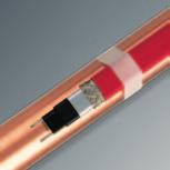 Eine einzigartige Besonderheit des Raychem-Temperaturhaltebandes ist seine laminierte Aluminiumfolie als zusätzlicher Schutz gegen eindringende chemische Stoffe (z.b. durch flüchtige Gase aus Wärmedämmstoffen).