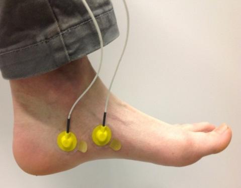 Untersuchungskonzept der Validierungsstudie 81 Hautleitfähigkeit erfolgt exosomatisch über zwei Mehrwegelektroden (Elektrodenpaste mit 0,5% NaCL) an der Fußinnenseite des linken Fußes (Abbildung 4.