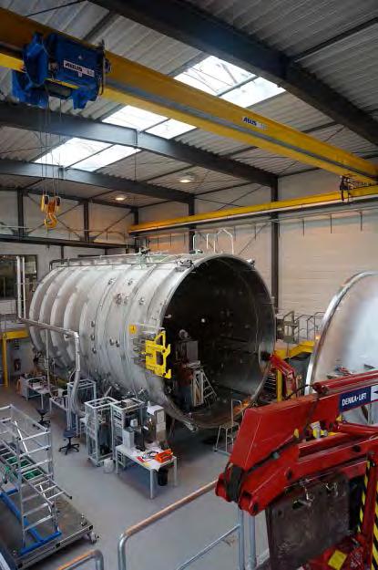 STG-ET: EP Facility Specifications Vacuum chamber: 12m long, 5m diameter Distance thruster-chamber walls as large as possible Plume and plume impingement for EP T s with up to 25-50kW EP T lifetime