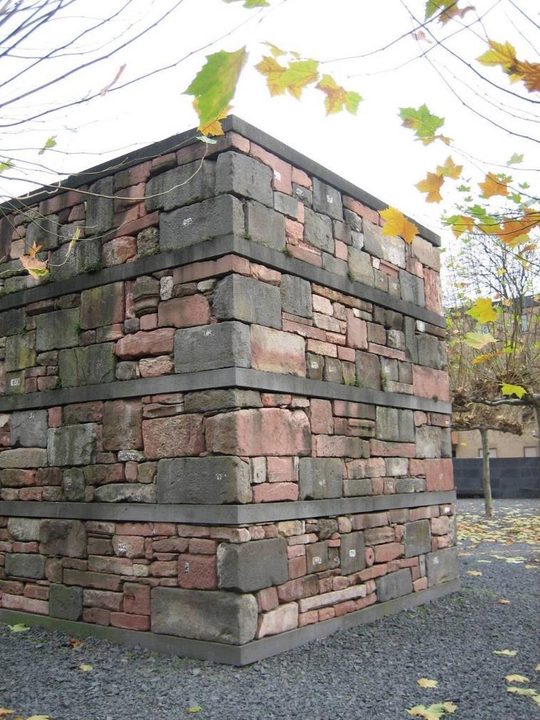 Gedenkstätte aus den Trümmern der Synagoge und