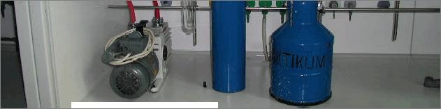 Feinvakuumsystem Die Feinvakuumanlage darf nur mit Kühlfalle betrieben werden. Im Saal steht ein Dewar- Gefäß für flüssigen Stickstoff zur Verfügung.