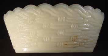 kennen. Abb. 2004-1/229 Deckeldose nach links blickend auf einem Korb opak-weißes Pressglas, Glasfarbe Korb u.
