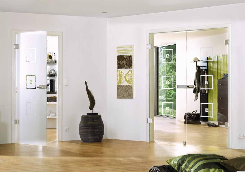 Modell links: Drehtür 1-flg. Glasdesign: Alana, Motiv klar / Fläche matt, auch als Glasschiebetür und VSG-Tür Beschlagset: Pure 2.0, ähnl. Edelstahl matt Modell rechts: Drehtür 2-flg.