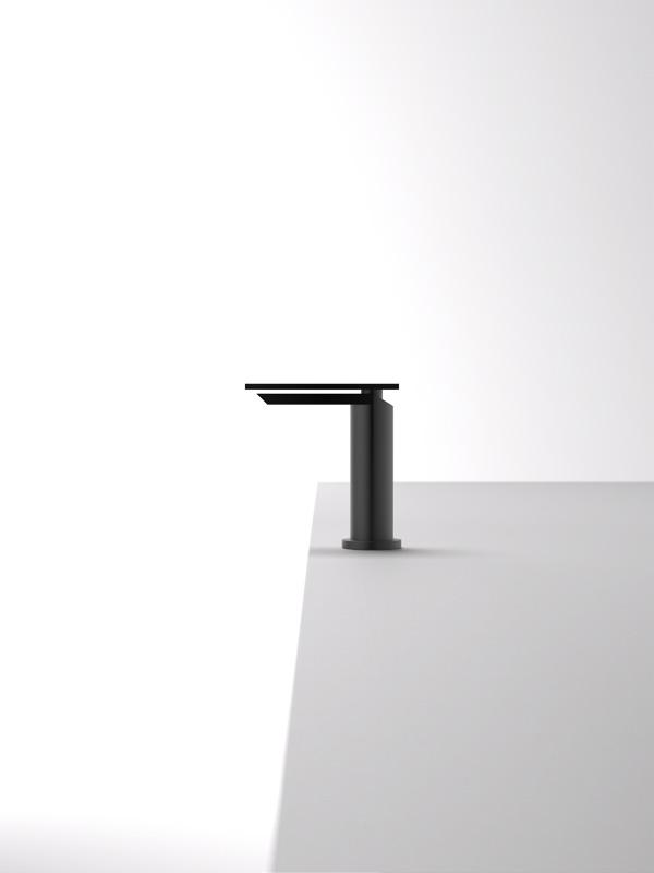 Weitere Varianten des minimalistischen Designs von Sen in den Einloch-mischern für Waschbecken, in zwei Höhen für deckmontierte und einer Höhe für Standarmatur.