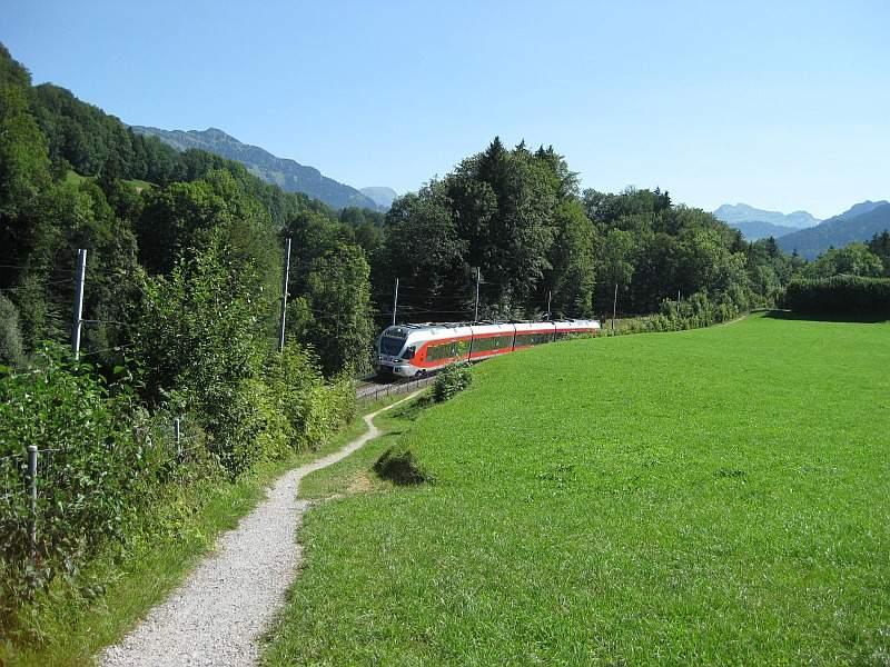 Zug- und Schiffsrundfahrt Mit Bus, Bahn und Schiff begeben Sie sich auf eine spektakuläre Ostschweizer Rundfahrt. Der Bus bringt sie nach Neu St. Johann.