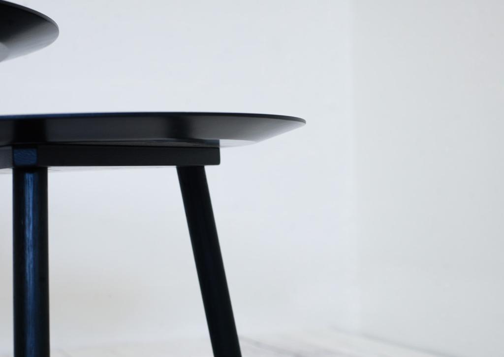 DRADE schwarz K981 Maße(cm): Ø 68 h: 46 (b max: 99) DRADE DRADE ist ein Tisch im Tisch.