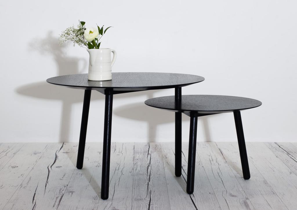 Zwei dreibeinige Tische unterschiedlicher Größe verschmelzen zu einem fünfbeinigen, multifunktionalen Beistelltisch.