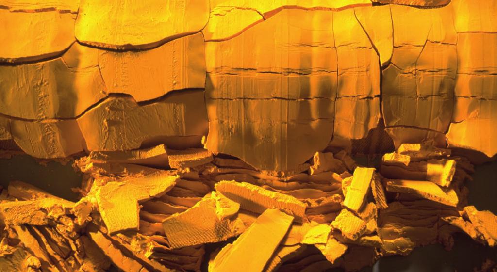 URAN UMWANDLUNG FÖRDERUNG Yellow Cake Bergmännisch gewonnenes Uran wird zuerst in einer Aufbereitungsanlage gebrochen und gemahlen. Säuren oder Laugen lösen das Uran aus dem Erz.