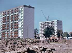 12 Jahre nach Beendigung dieses vom deutschen Größenwahn und seinen fleißigen Handlangern inszenierten Völkermordens waren große Teile des städtischen Wohnraums und Industrieanlagen zerstört.