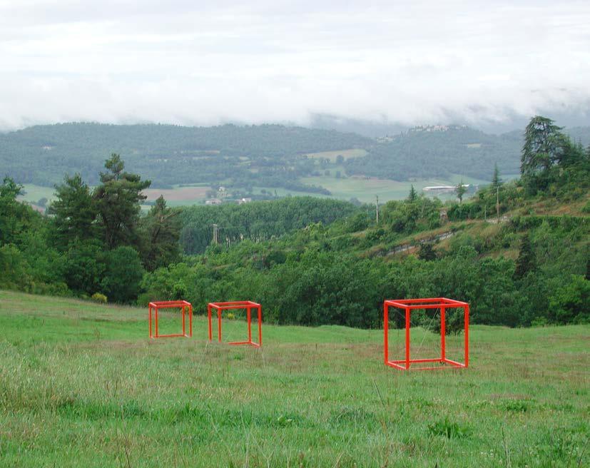 «3 cubes en rouge coquelicot» LandArt Projekt Reillanne F 2002