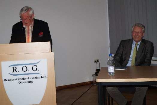 -4- Inhalte der abendlichen Vortragsveranstaltung Guido Leibel (links) bei der Begrüßung des Referenten. Foto: A. Claußen Zunächst wurde die Europäischen Weltraumorganisation ESA kurz vorgestellt.