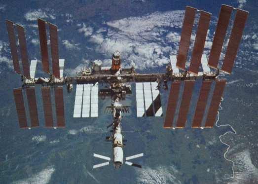 Exploration und Technologie auf. Die Aufgaben der bemannten Raumfahrt wurden anhand des Einsatzes der ehemaligen russischen Raumstation Mir und der heutigen internationalen Raumstation ISS erläutert.