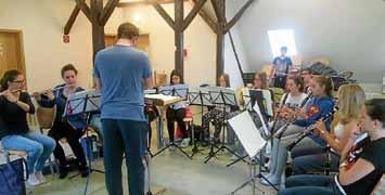 Musikalisch wurde der Gottesdienst vom Posaunenchor unter der Leitung von Dirigent Ralf Kunzmann (Bildmitte stehend) mitgestaltet.