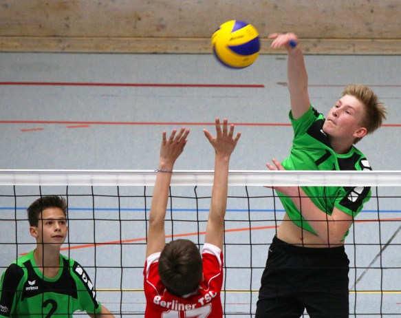Strahlende Gastgeber bei den Deutschen Meisterschaften der U14 in Konstanz Mit einem breiten Grinsen und mächtig stolz sind die U-14-Volleyballer des USC Konstanz am Ende der deutschen Meisterschaft