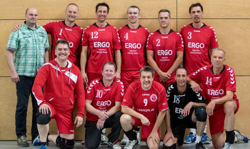 Alle anderen Spiele einschließlich des Spiels um Platz 3 gegen die Hessen aus Eichwald wurden klar mit 2:0 gewonnen. Die siegreiche VCO-Mannschaft (hinten v. l.