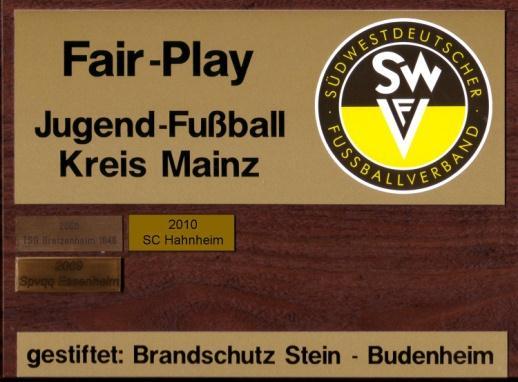 Ausgabe Dezember 2010 Seite 12 Fair-Play-Preis im Jugendfußball geht an den SC Hahnheim Da die Strafen im Jugendbereich jedes Jahr immense Höhen erreichen, hatte vor Jahren der Jugendleiter von