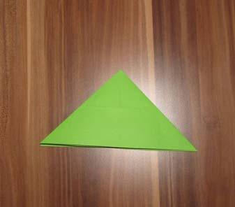 Das Blatt legt sich so als Dreieck zusammen.