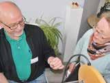 Er ist einer von zahlreichen Ehrenamtlichen, die jeweils am letzten Freitag im Monat im Reparatur-Café in Fröndenberg ihr Können anbieten.