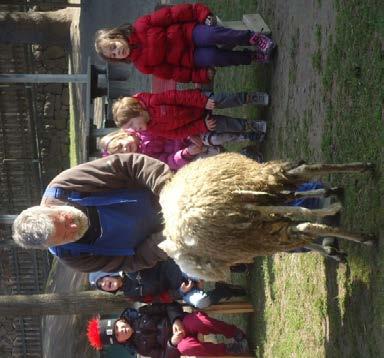 Vor der Rückkehr in den Kindergarten schenkte Marianne jedem Kind eine Handvoll Wolle aus diesem Sack.