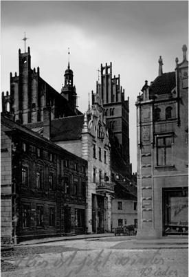Kreis Blick vom Marktplatz in die Kirchstraße mit der Kollegiatkirche im Hintergrund, um 1910.