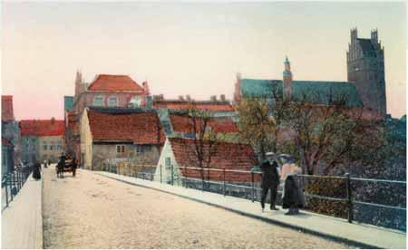 Hasselberg); weiter das Haus von Rudolf Fritz, später mit dem Herrenkonfektionsgeschäft von Ernst Austen (Markt 17); das Haus mit den Nummern 18/19 mit der Fleischerei Geritz und dem