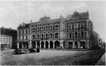 Kreis Links: Ostseite des Marktplatzes, um 1910. Auf dem Foto links das Geschäfts- und Wohnhaus von Paul Thiel, später das Lebensmittelgeschäft Thams & Garms (Markt 10).