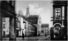 Das Haus rechts daneben, an der Ecke des Marktplatzes und der späteren Hindenburgstrasse (Markt12), diente in den 30er Jahren als Geschäfts- und Wohnhaus von Bernhard Leiber (Modewaren).