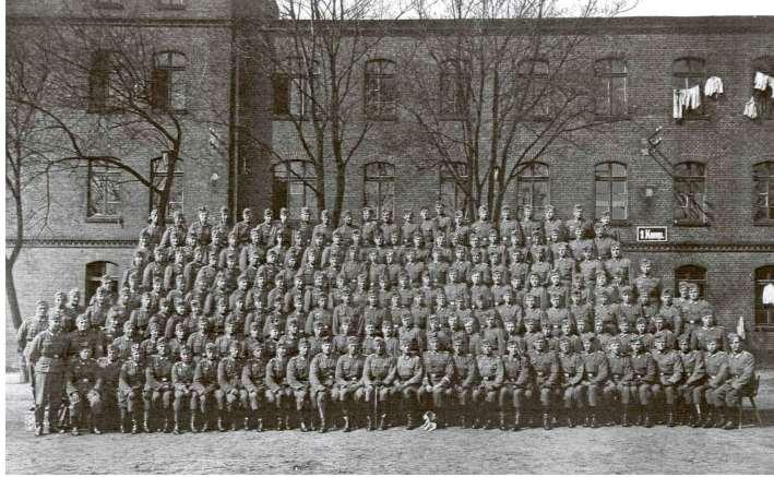 (1) Von Andreas Uhrig, Dez. 2008: Die 1. Kompanie(182 Mann)/471. Inf.-Regiment im Mai 1941 auf dem Marsch nach Ostpreußen zur litauischen Grenze.
