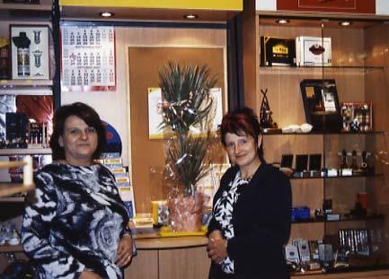 Wiedereröffnung Lottoverkaufstelle im OT Bitterfeld Am 10.09.2007 eröffnete Frau Annett Schröter (links) mit Ihrem Team im OT Bitterfeld, Walther- Rathenau-Str.