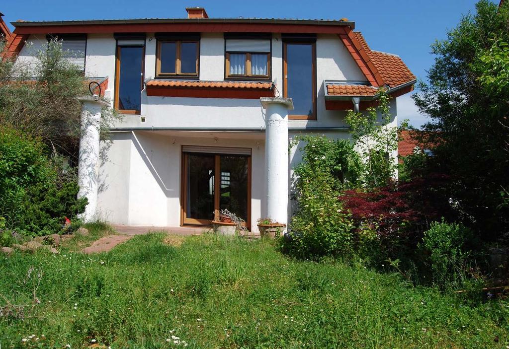 Geräumiges Haus mit Einliegerwohnung in Wiesloch-Frauenweiler Wecken Sie dieses großzügige Haus aus seinem Dornröschenschlaf und verwandeln Sie es wieder in ein Schmuckstück: Wohnfläche: 227 m² (175