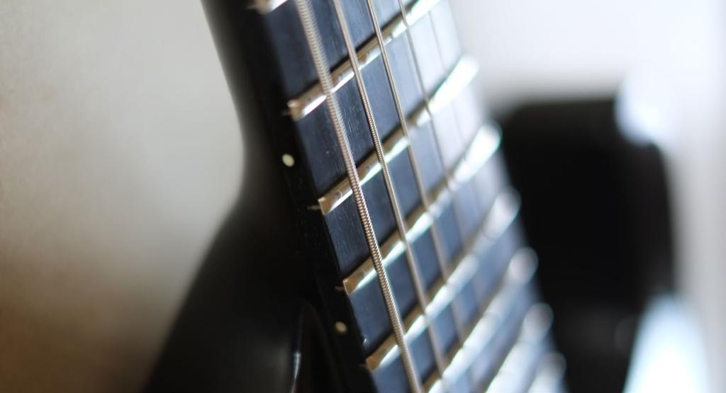 Von präziser Rythmusarbeit bis hin zu schnellen oder singenden Soli ist diese Gitarre vielseitiger einsetzbar als auf den ersten Blick zu vermuten wäre.