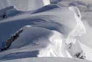 Wumm- oder Setzungsgeräusche Das Dumpfe Wummen, wenn sich Schnee setzt, bedeutet allergrößte Gefahr. Du solltest die Tour sofort abbrechen und ins sichere Gelände zurück kehren.