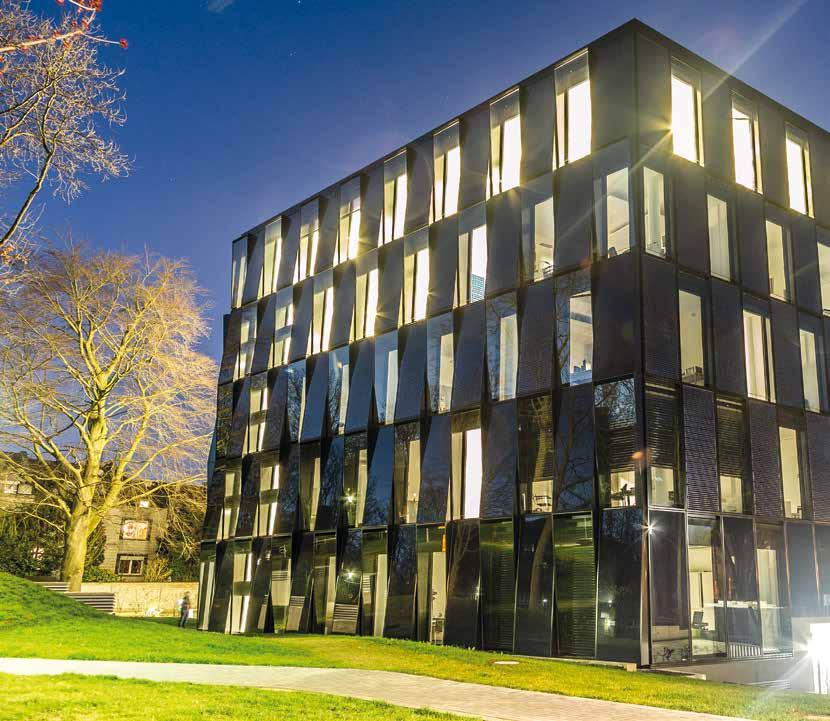 32 WERKBUCH Der Jahresrückblick der Unternehmensgruppe Frauenrath 2016 2017 Eindrucksvolle Individualität Das NEW-Blauhaus auf dem Campusgelände der Hochschule Niederrhein in Mönchengladbach hat im