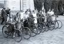: 1934 Rasante Abfahrt, Frl. Eschenbach ist beeindruckt, Schulstraße, Brühl-Kierberg; u. lks.: Damenradgruppe in den 1930er Jahren
