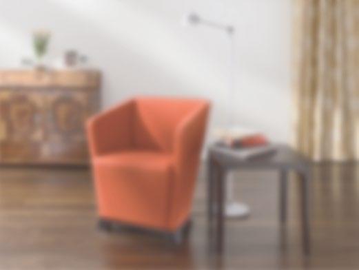Abnehmbare und waschbare Bezüge bei gepolsterten Möbeln erleichtern die Reinigung. Optional sorgt eine feuchtigkeitsabweisende Eratex- Unterpolsterung für zusätzlichen Schutz der Pölster.