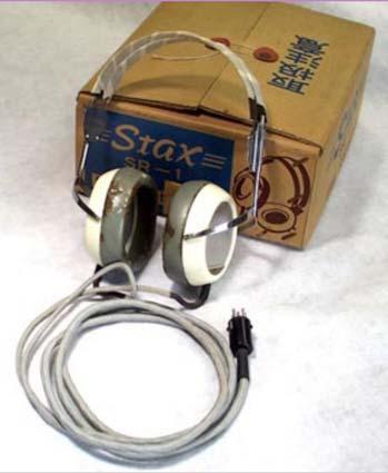 STAX wurde 1938 gegründet und stellte 1960 den ersten nach dem elektrostatischen Prinzip arbeitenden Kopfhörer (Originalfoto rechts) sowie einen auf die Anforderung dieser Technik optimierten