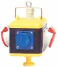 140 Für den Einsatz auf Baustellen geeignet (nach BGI 608 Juni 2004), Kunststoff-Trommelkörper mit 3 spritzwassergeschützten Schutzkontakt-Steckdosen mit selbstschließenden Klappdeckeln,
