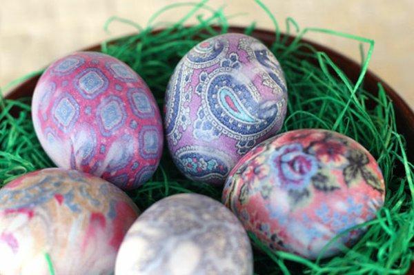 Basteln Oster-Eier schön bekleben Bei diesem Angebot bekleben Sie Oster- Eier aus Kunst-Stoff mit schönem Papier. Der Kurs ist am 14. März. Das ist ein Dienstag.