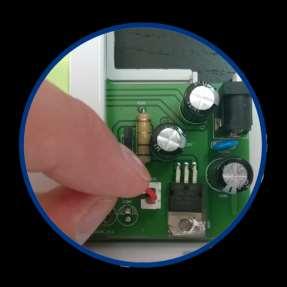 3.3 Verbinden der Reservebatterie Verbinden Sie das Kabel, welches aus der Batterues herausschaut mit dem weißen