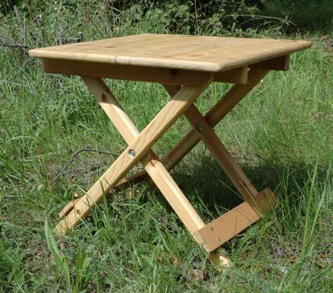 Schwedentisch Noch während unsere Serienproduktion von Schwedenstühlen im Gange war, kam der Plan auf, auch passende Tische dazu zu bauen.