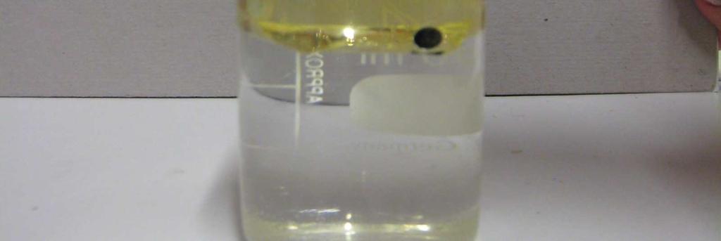 Lösung: Öl und Wasser Im Öl nehmen die Tintentropfen eine Kugelform an.