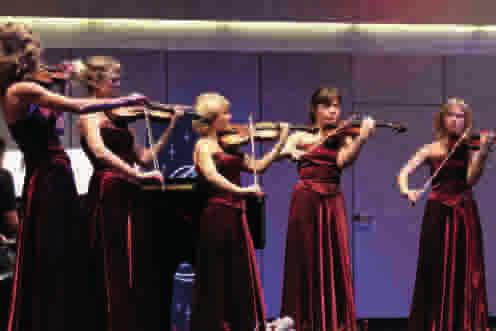 Das Geigenensemble»Konzertino«bot ein stimmungsvolles Programm Dann folgten die Grußworte: Zunächst würdigte Iwetta Woronowa die Arbeit des FORUM und besonders die Zusammenarbeit mit ihrer