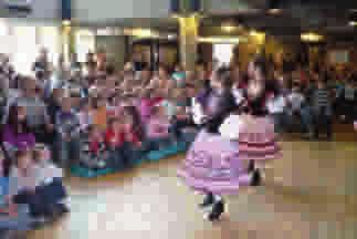 Dadurch war es dem Forum Russische Kultur möglich, für die musikalische Delegation aus Russland Auftritte in Grundschulen in Gütersloh- Nordhorn, in Bielefeld-Windflöte und auch noch einmal in der