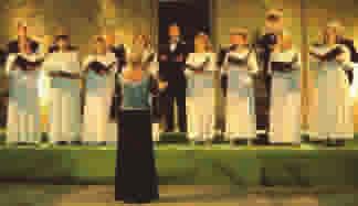 Für den Rossika-Chor war der Auftritt auf Gut Böckel ein unvergessliches Erlebnis zert in Detmold zusammen mit dem hochklassigen Chor»Camerata Vocale«In der Heilig-Kreuz-Kirche war der Besuch so
